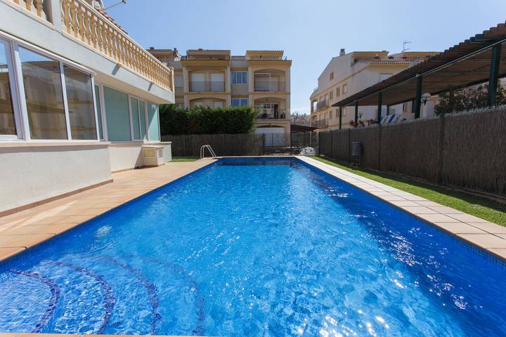 Holiday apartment for 6 people, with balcony and garden as well as pool - 1