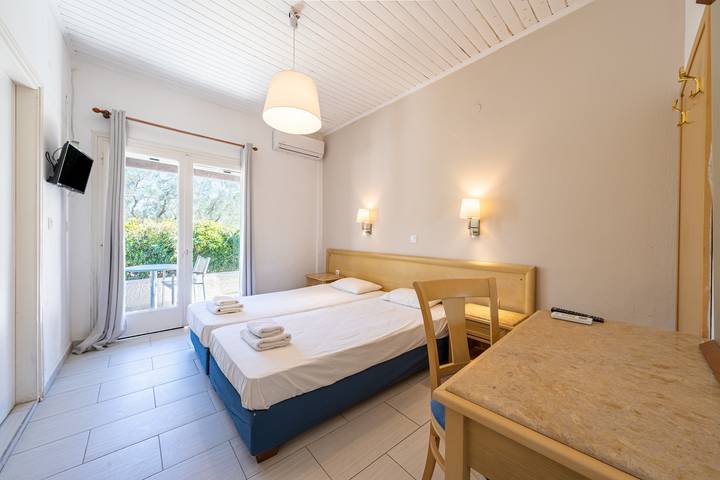 Hel studio-lejlighed, Apartment 'Alykes Family Resort Double Room 1' with Balcony, Wi-Fi and Air Conditioning in Korfu