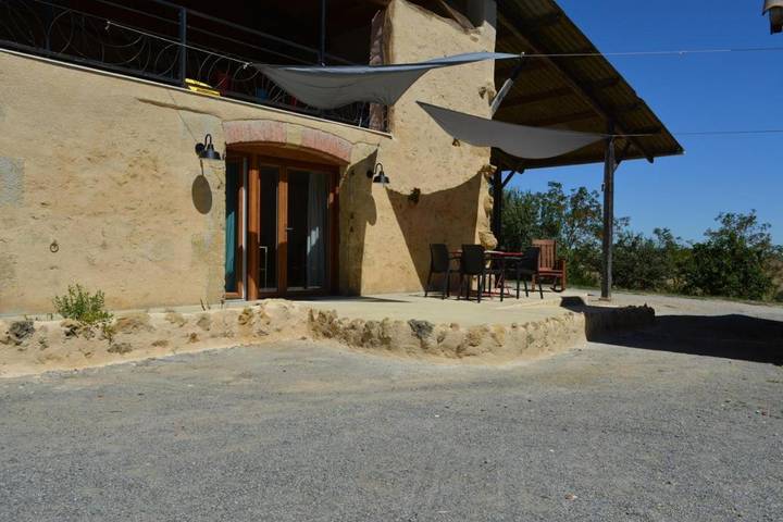 Gîte pour 4 personnes, avec terrasse dans Loubersan