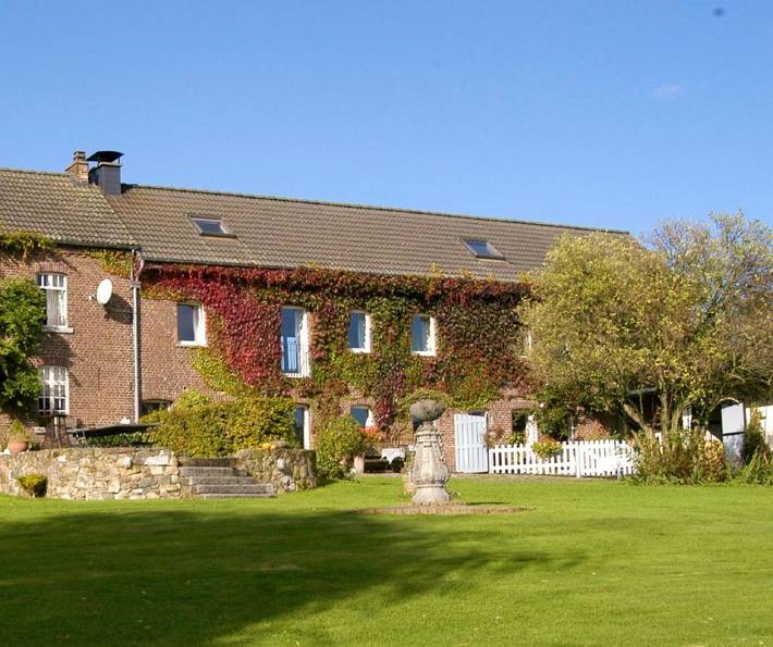 Ferienwohnung für 7 Personen, mit Terrasse und Garten sowie Pool und Ausblick