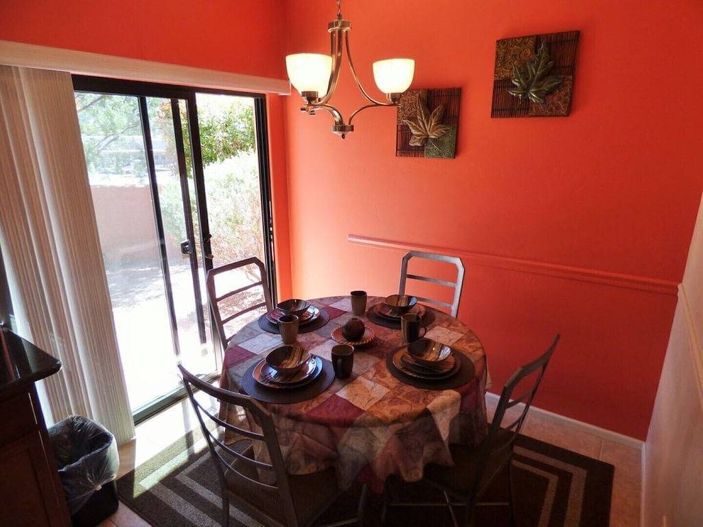 Großartige zentrale Lage! - Vacation Townhome - Blick auf den Red Rock in Oak Creek, Oak Creek Canyon