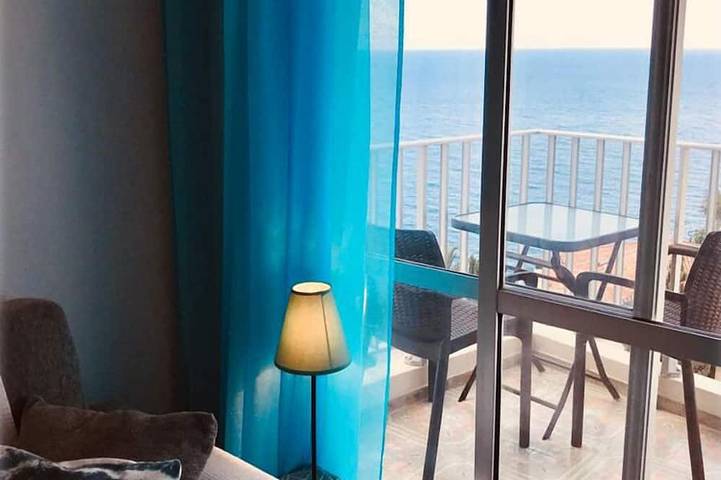 Ganze Wohnung, Helle Seafront Apartment in Funchal mit Balkon und eigenem Pool in São Martinho, Madeira