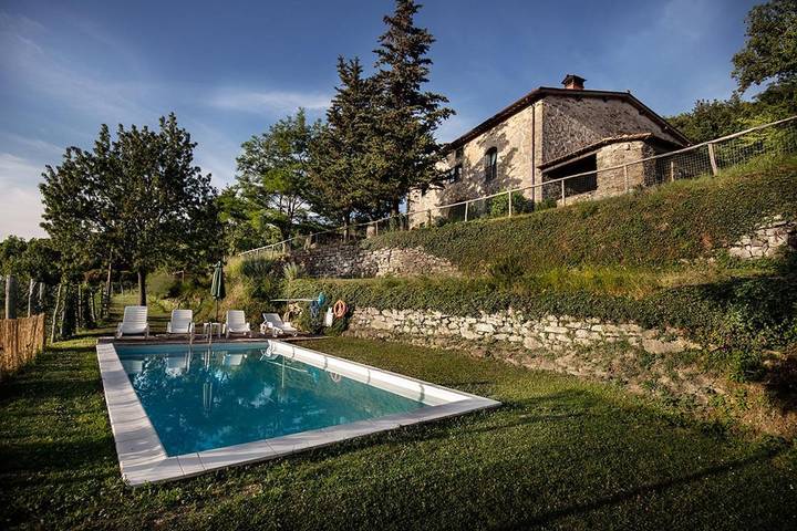 Appartamento per 4 persone, con Terrazza e Giardino nonché Piscina e Panorama a Londa
