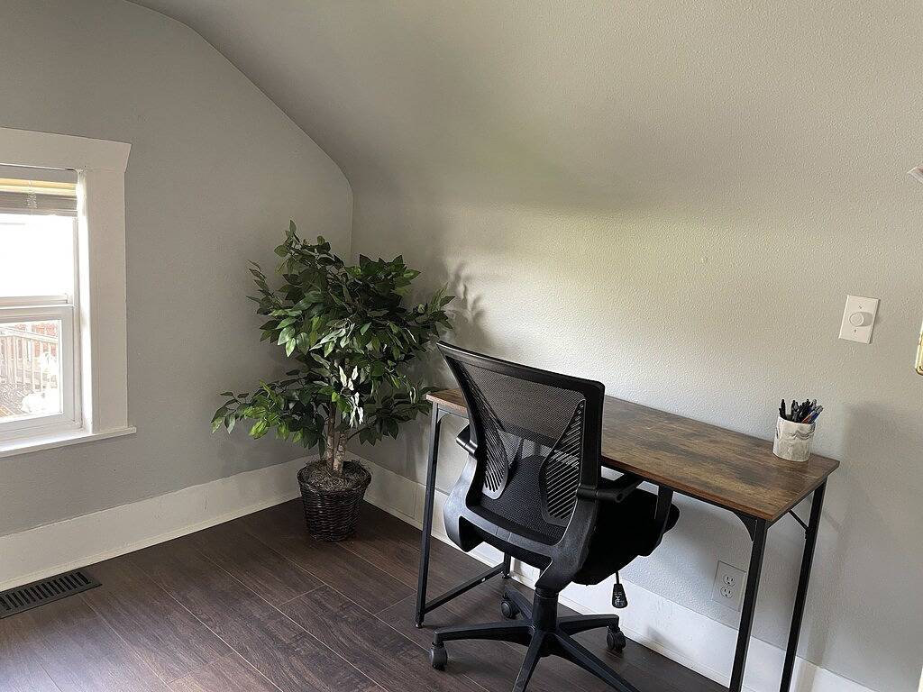 Welcome to S 25th St.! 2 Br 1 Ba + Bonus Space in Tacoma, Pierce County