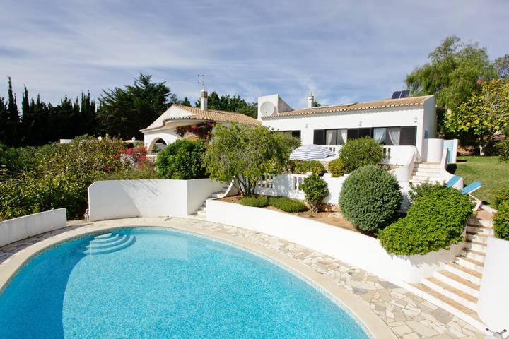 Villa für 6 Personen, mit Balkon und Terrasse sowie Garten in Luz