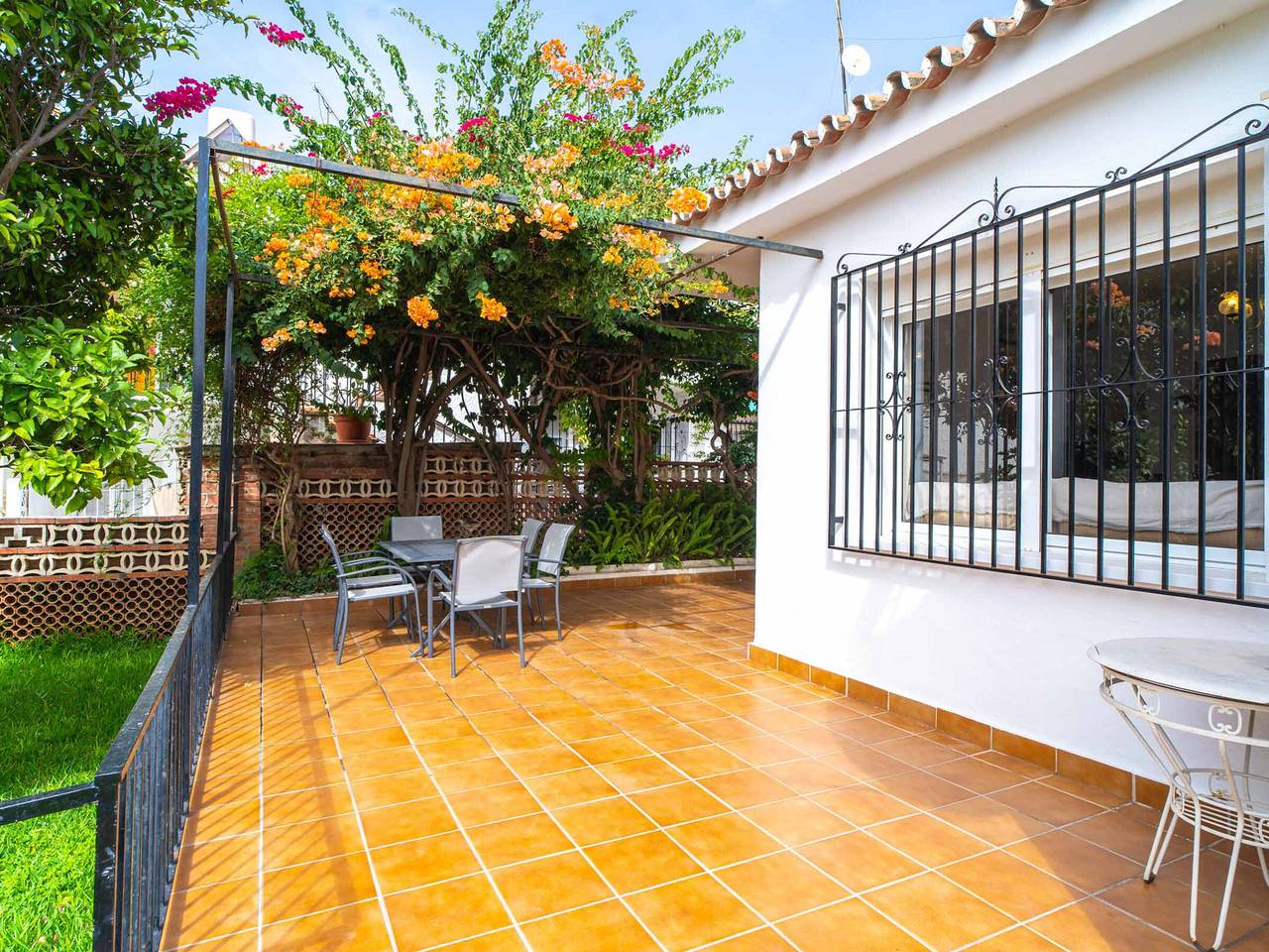 Bungalow lumineux avec jardin privé à Nerja, 3 chambres pour 6 in Playa de Burriana, Nerja