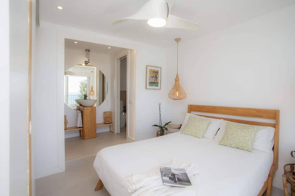 Ganze Wohnung, Tauchen Sie ein in das ultimative Sommererlebnis in diesem exklusiven Designer-Rückzugsort, der für all jene entworfen wurde, die mit maximalem Stil direkt am Meer abschalten möchten. Dieses Apartment, das für die Monate Juni bis September verfügbar in Playa Puebla de Farnals, la Pobla de Farnals