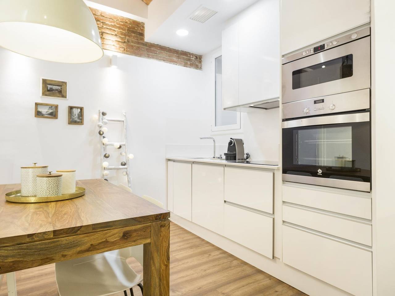 Entire holiday apartment, Brand New 2 Bedroom Apartment In Trendy Poble Sec, 10 Minutes From Ramblas in Barcelona Centre, Barcelona