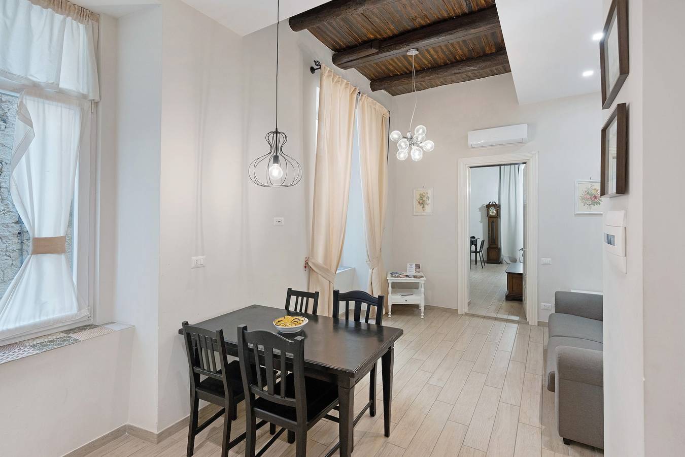 Appartement entier, Appartement de vacances 'Teatro Nuovo' avec balcon, Wi-Fi et climatisation in Naples, Province de Naples