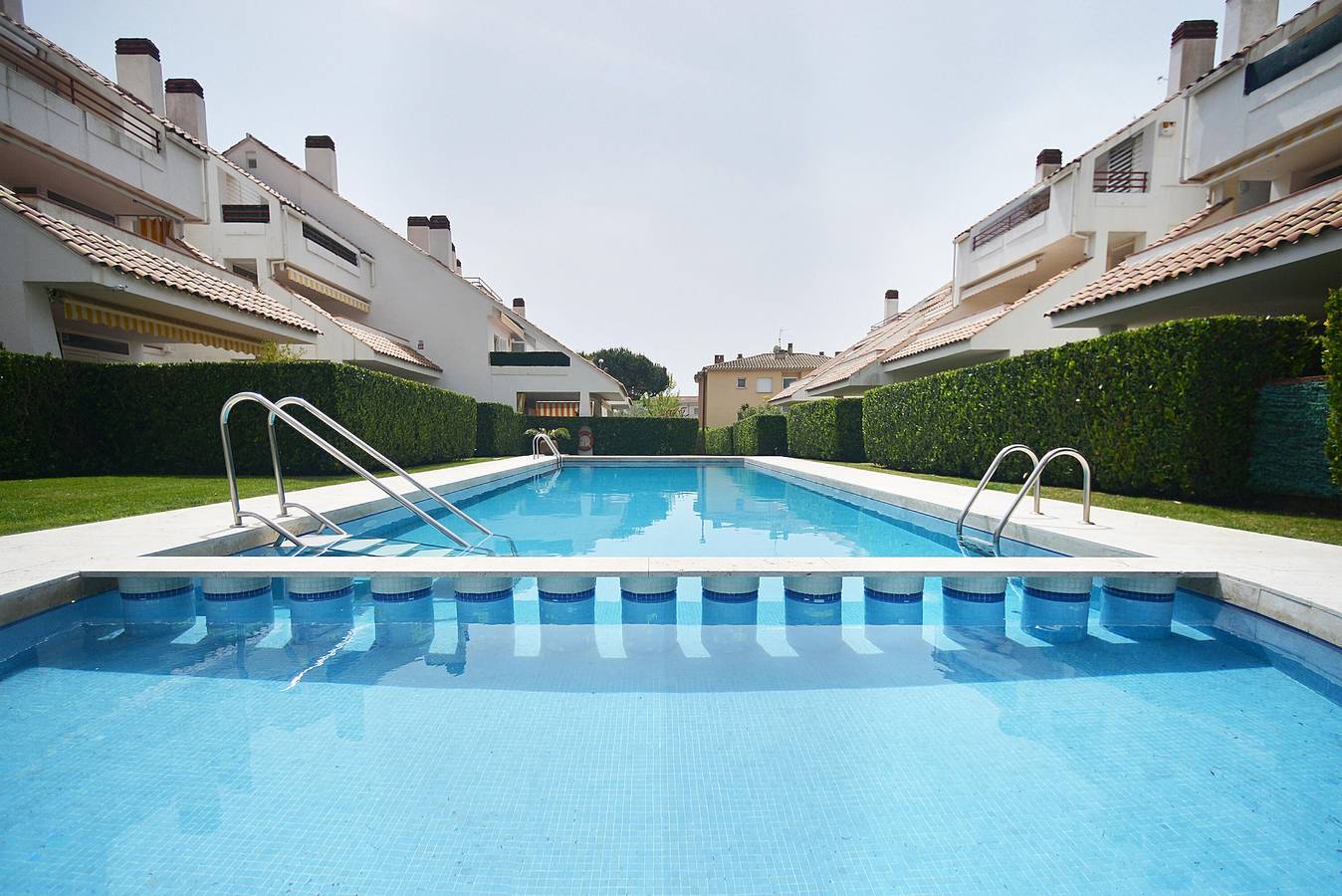 Apartamento entero, Apartamento con gran terraza privada, cerca de la playa, jardín y piscina comunitaria. Pk in Platja d'Aro, Costa Brava