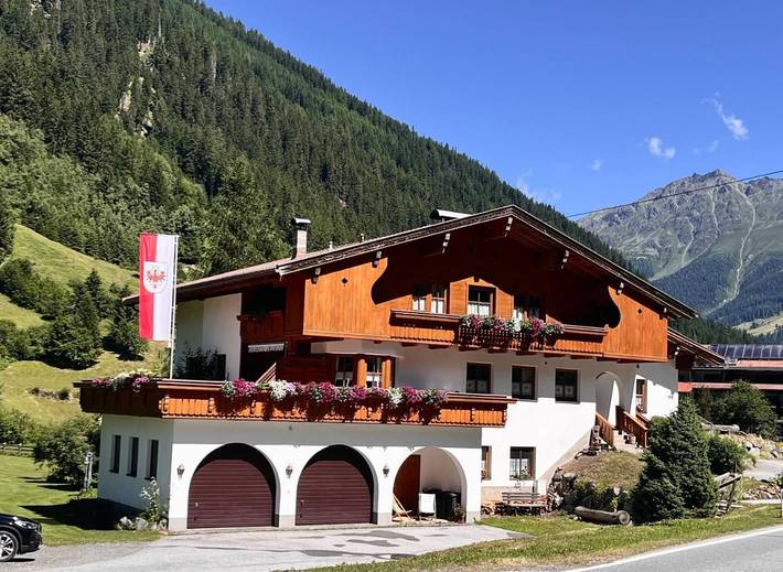 Ferienwohnung für 3 Personen, mit Balkon und Terrasse sowie Garten und Ausblick in Kaunertal