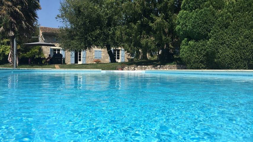 Gîte pour 4 personnes, avec piscine ainsi que jardin et terrasse, animaux acceptés