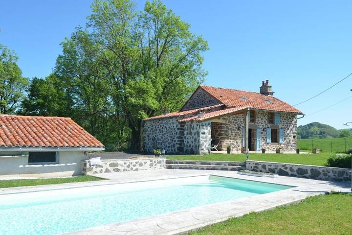 Location de vacances pour 5 personnes, avec jardin et piscine, animaux acceptés dans Carlat