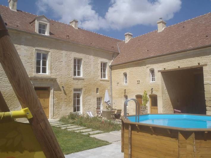 Gîte pour 6 personnes, avec jardin ainsi que piscine et jacuzzi, adapté aux familles à Bény-sur-Mer