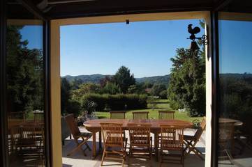 Location de vacances pour 8 personnes, avec piscine ainsi que terrasse et vue à Calviac-en-Périgord