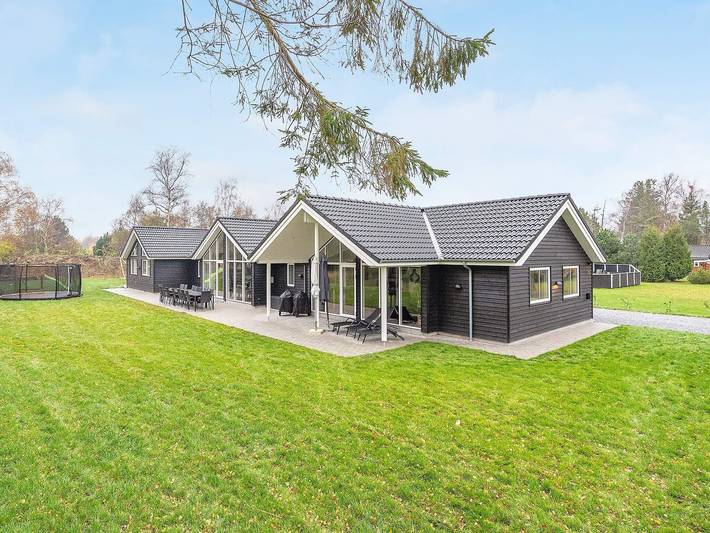 Ferieudlejning for 16 personer, med Terrasse og Have såvel som Pool og Sauna i Falster