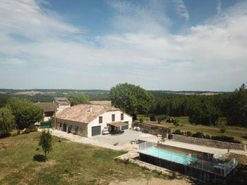 Gîte pour 14 personnes, avec piscine ainsi que jardin et vue, animaux acceptés à Montpezat-de-Quercy