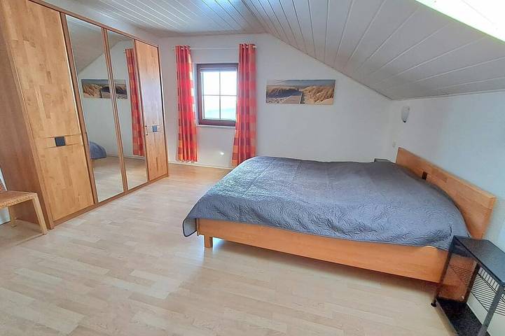 Apartamento inteiro, Quiet vacation apartment with a view of the mountains in Bischofsmais, Baviera Oriental