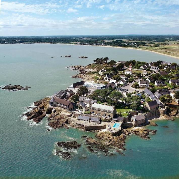 Hôtel pour 2 personnes, avec Terrasse et Jacuzzi ainsi que Jardin et Piscine à Billiers