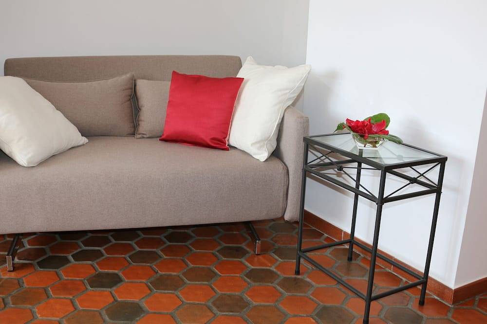 Ganze Wohnung, Ferienwohnung mit Rundum-Wohlgefühl - Blick in den wunderschönen Garten in Sommerach, Fränkisches Weinland