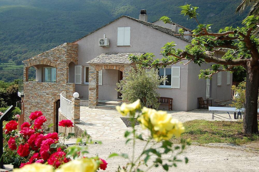 Gran Villa Con Aire Acondicionado (4 *) - Vista Al Mar 180 ° - Piscina Climatizada - 3 Baños - 7 Dormitorios in Sisco, Cap Corse