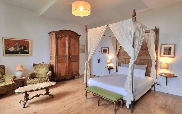 Hôtel pour 3 personnes, avec terrasse ainsi que piscine et jardin