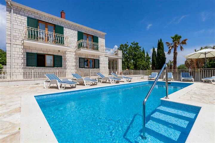 Villa pour 10 personnes, avec piscine et terrasse, animaux acceptés dans Brac - 3