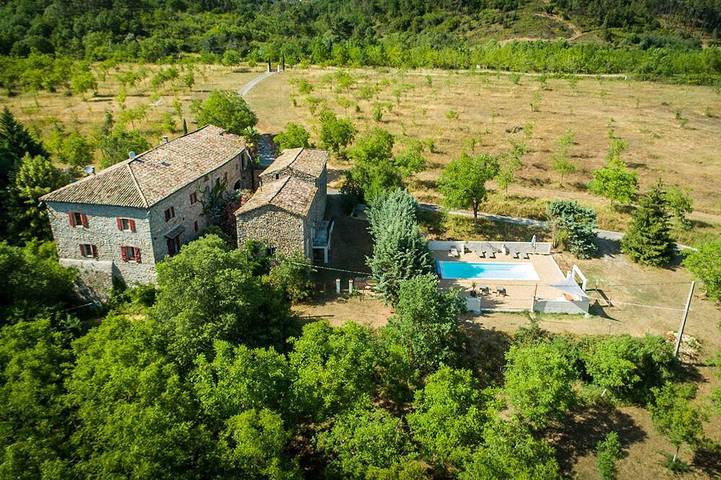 Gîte pour 10 personnes, avec piscine et jardin