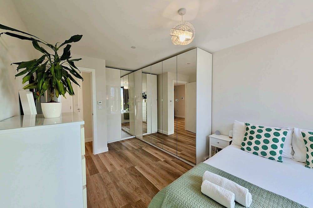 Entire apartment, Charming Flat in Sheerwater Near Attractions in Woking, Surrey