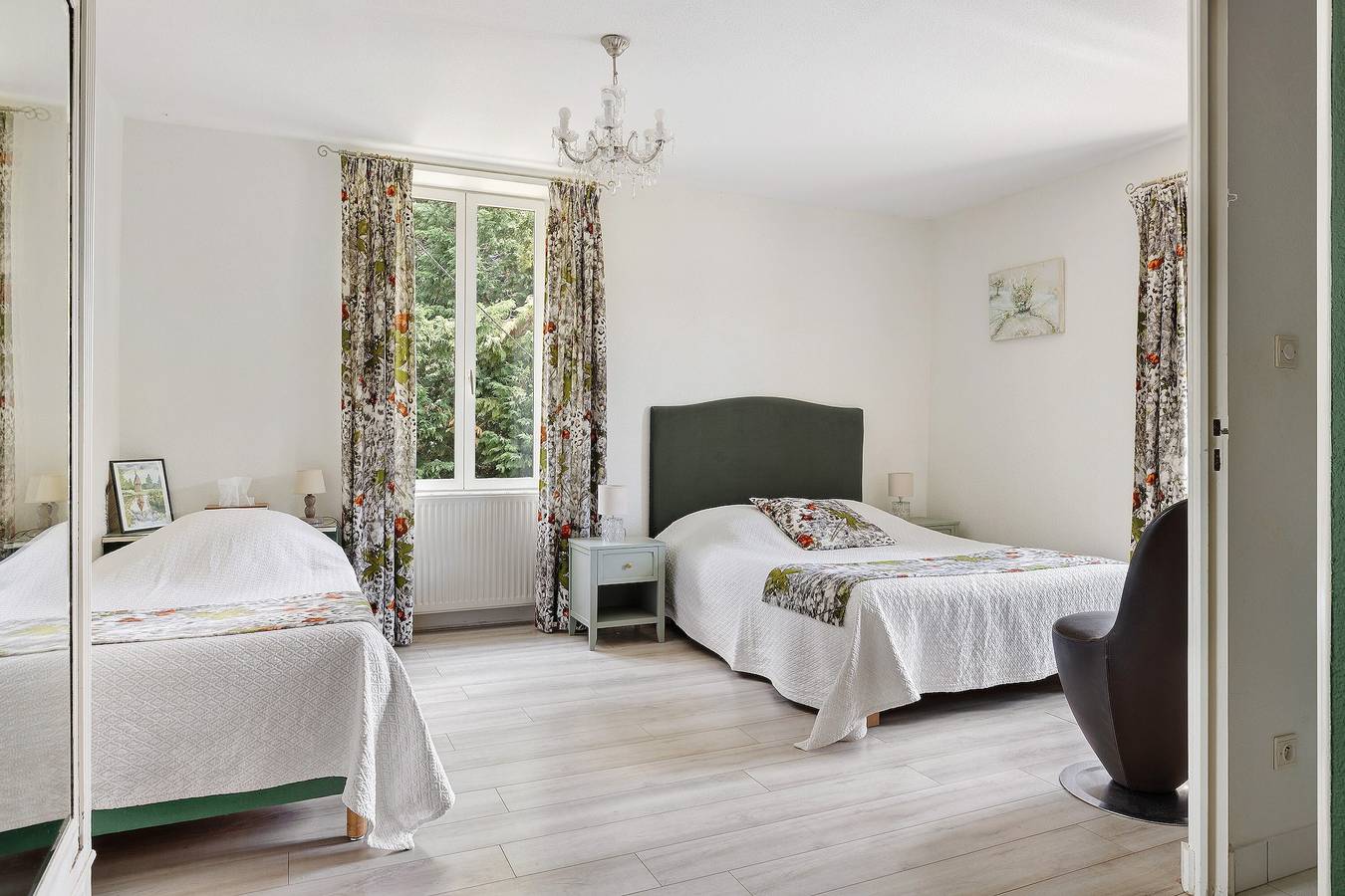 Chambre d’hôtes « Les Malvaux - Chambre Verte » avec piscine, terrasse partagées et Wi-Fi in Huriel, Région de Montluçon