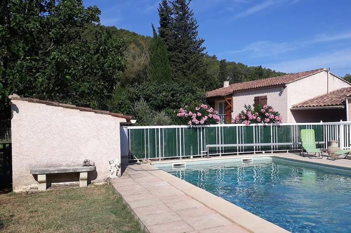 Location de vacances pour 3 personnes, avec Terrasse et Jardin à Carnoules