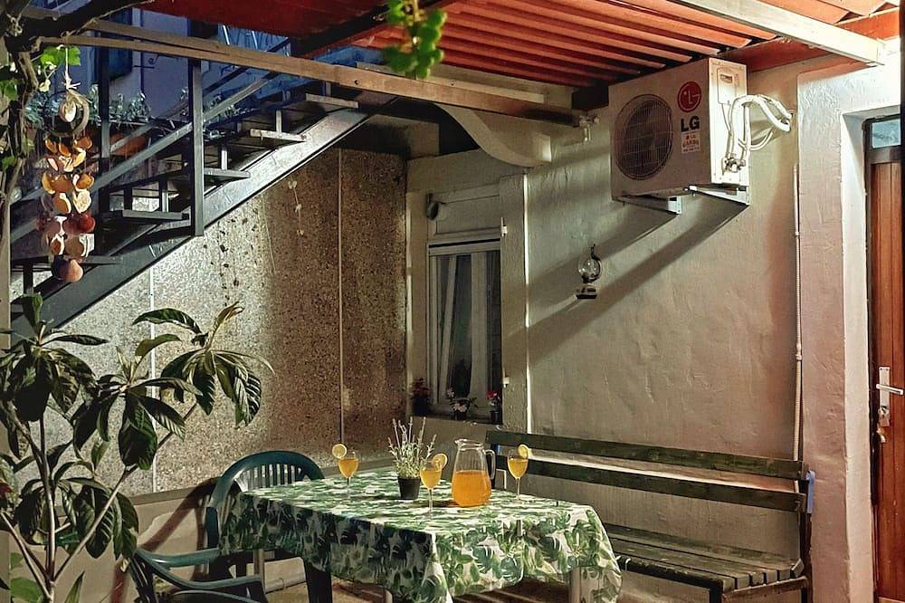 Ganze Wohnung, 1-bedroom apartment with 3 beds + private parking in Tivat, Boka Kotorska