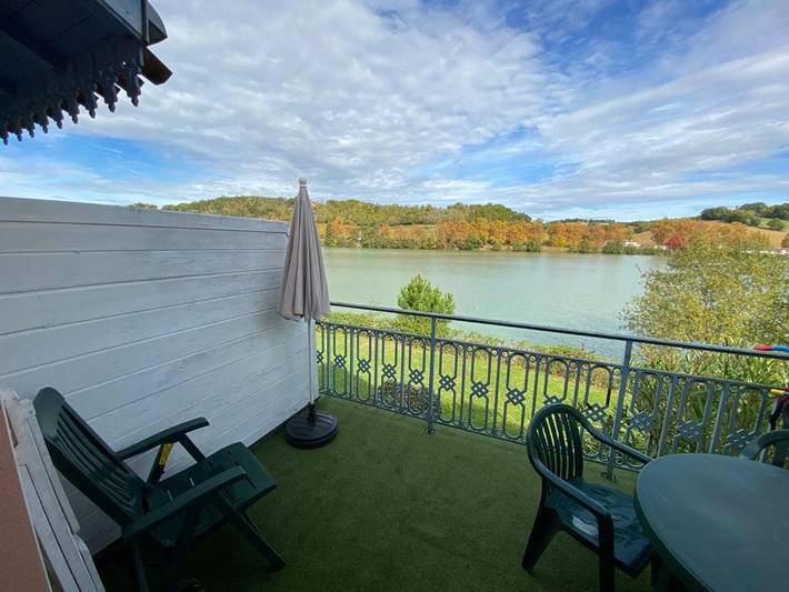 Location de vacances pour 4 personnes, avec Balcon et Terrasse ainsi que Piscine et Vue sur le lac à Marciac