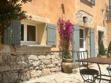Gîte pour 2 personnes, avec terrasse et piscine ainsi que vue et jardin à Venasque
