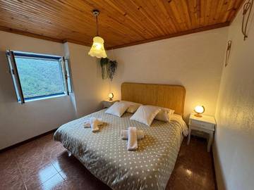 Gîte pour 4 personnes, avec piscine ainsi que vue et balcon dans Piódão