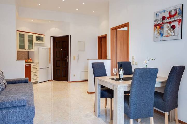 Ferienwohnung für 3 Personen, mit Balkon in Krvavica