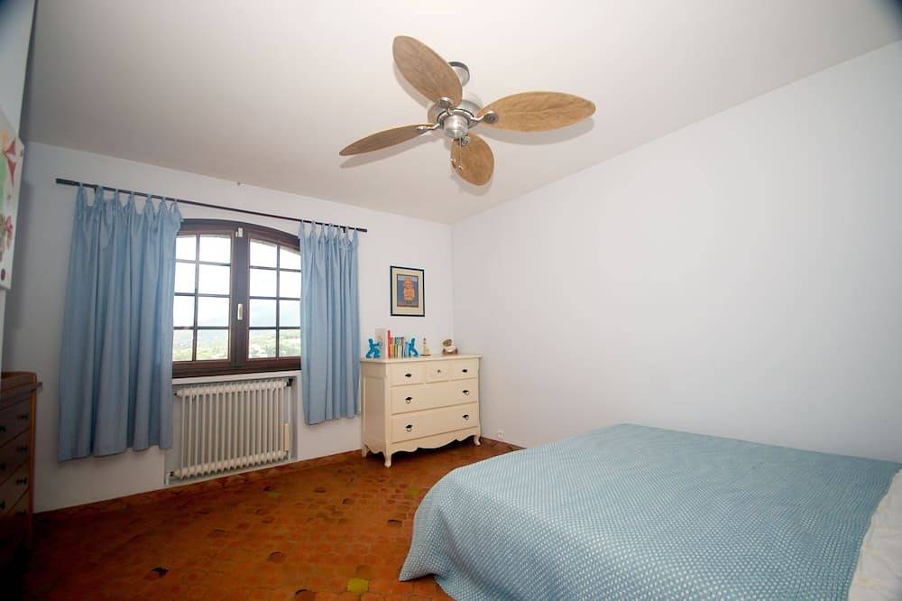 Calm hilltop villa with pool near golf 3500sqm garden Ac in Opio, Mediterranean Coast (France)
