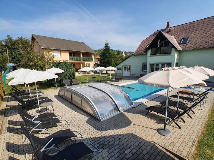 Ferienwohnung für 4 Personen, mit Terrasse und Garten sowie Pool und Ausblick in Vonyarcvashegy
