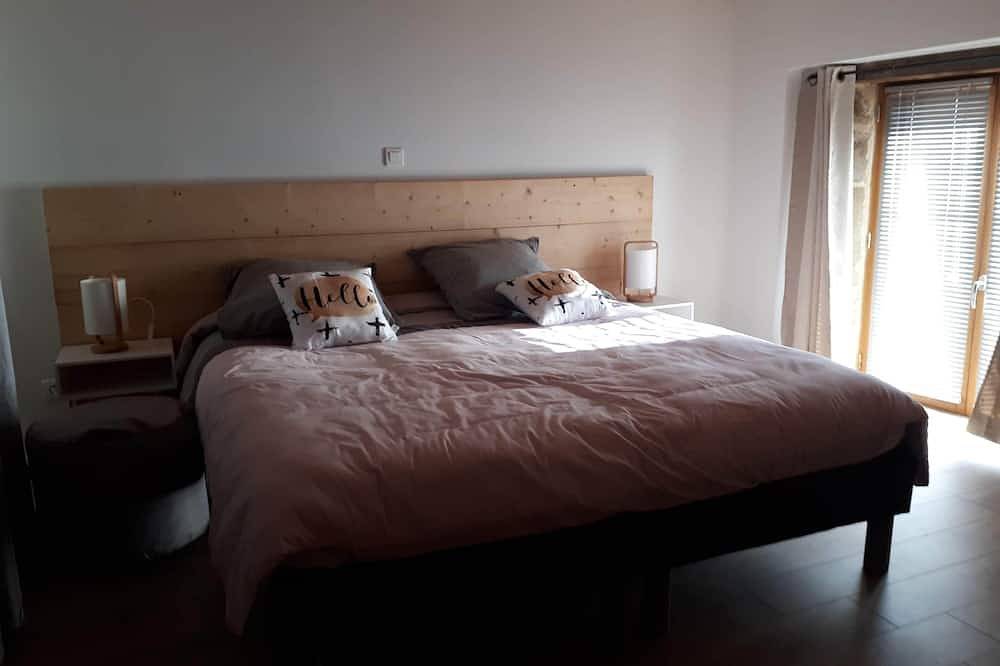 3-bedroom chalet in serene Cardaillac with cool Ac breeze in Cardaillac, Lot