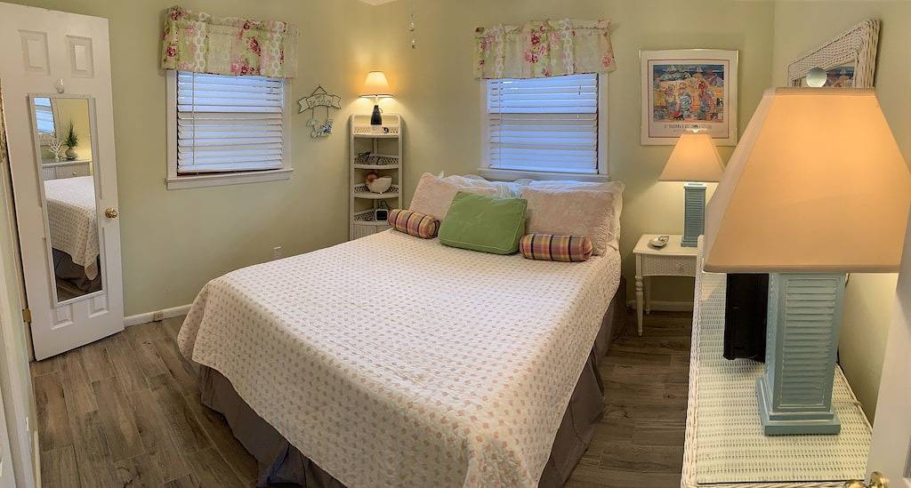 Ganze Wohnung, Hundefreundliche North End Cottage - Oceanside of Atlantic - 270 Schritte zum Strand! in Virginia Beach