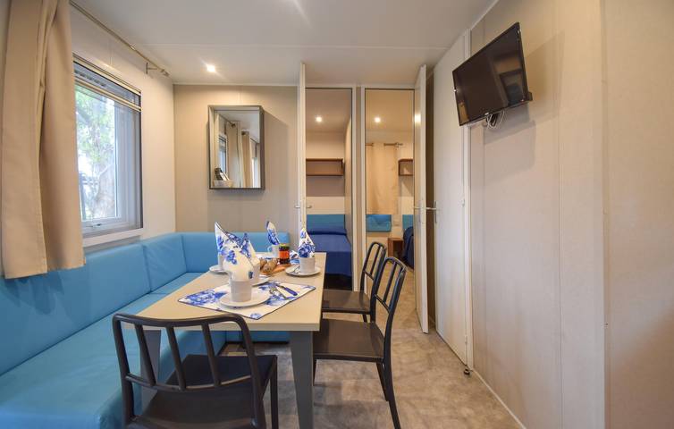 Cozy Apt with Terrace & Pool, 300m to Lido di Tarquinia in Lido di Tarquinia, Tarquinia