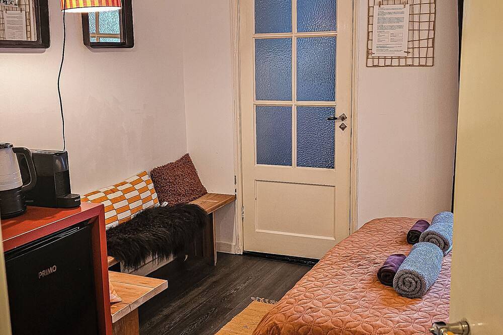 En-suite room in historic Canalhouse from 1729 in Dutch Coast