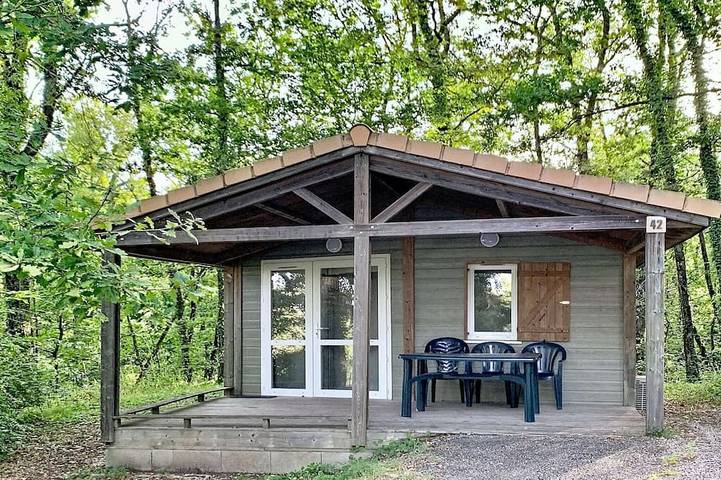 Gîte pour 2 personnes, avec piscine et terrasse, animaux acceptés