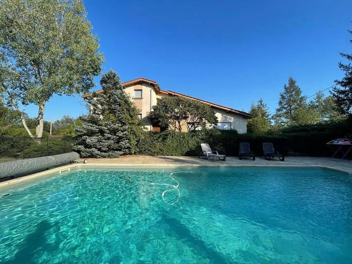 Location de vacances pour 14 personnes, avec terrasse ainsi que piscine et jardin à Pommiers (Loire)