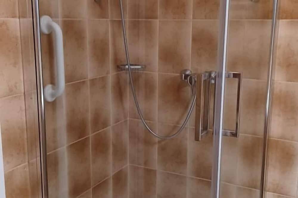 Ganze Wohnung, Die schöne Ferienwohnung mit separatem Eingang ist in der 1. Etage und über 7 Stufen erreichbar. Die Wohnung ist ruhig gelegen und nur wenige Minuten vom Ortskern entfernt Punkt die Wohnfläche von 62 qm besteht aus einem Schlafzimmer mit einem ... in Selters (Westerwald), Westerwald