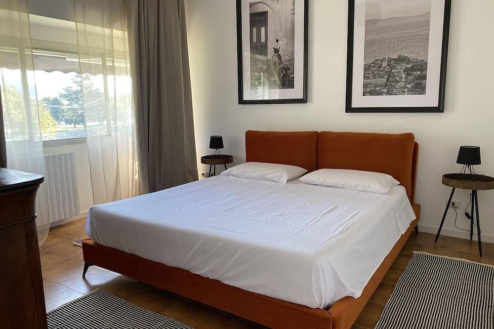 Geheel appartement, La Plage large apartment with private beach in Pettenasco, Gemeente Pettenasco