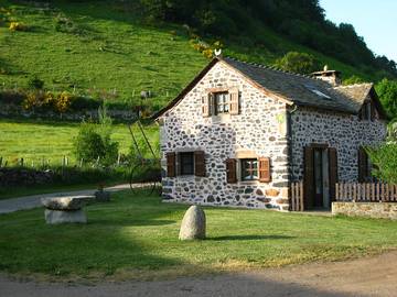 Gîte pour 4 personnes, avec terrasse et jardin à Trélans