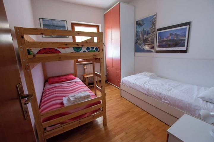Appartamento intero, Meraviglioso balcone sul lago con bella piscina e giardino tra palme ed ulivi in Brenzone, Prealpi Gardesane