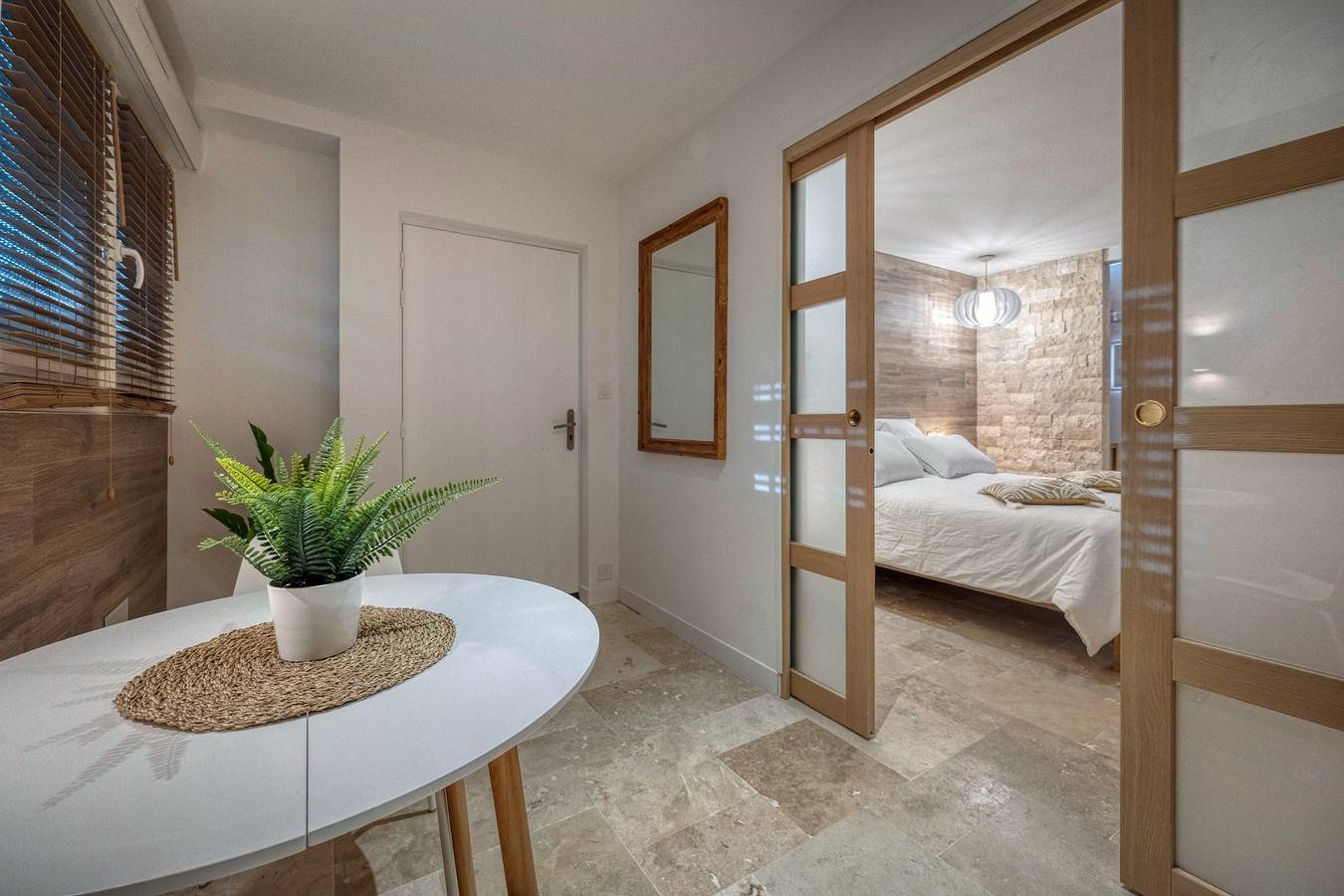 Luxurious Romantic Suite with Spa, Wi-Fi, and Air Conditioning in L'Isère, Isère