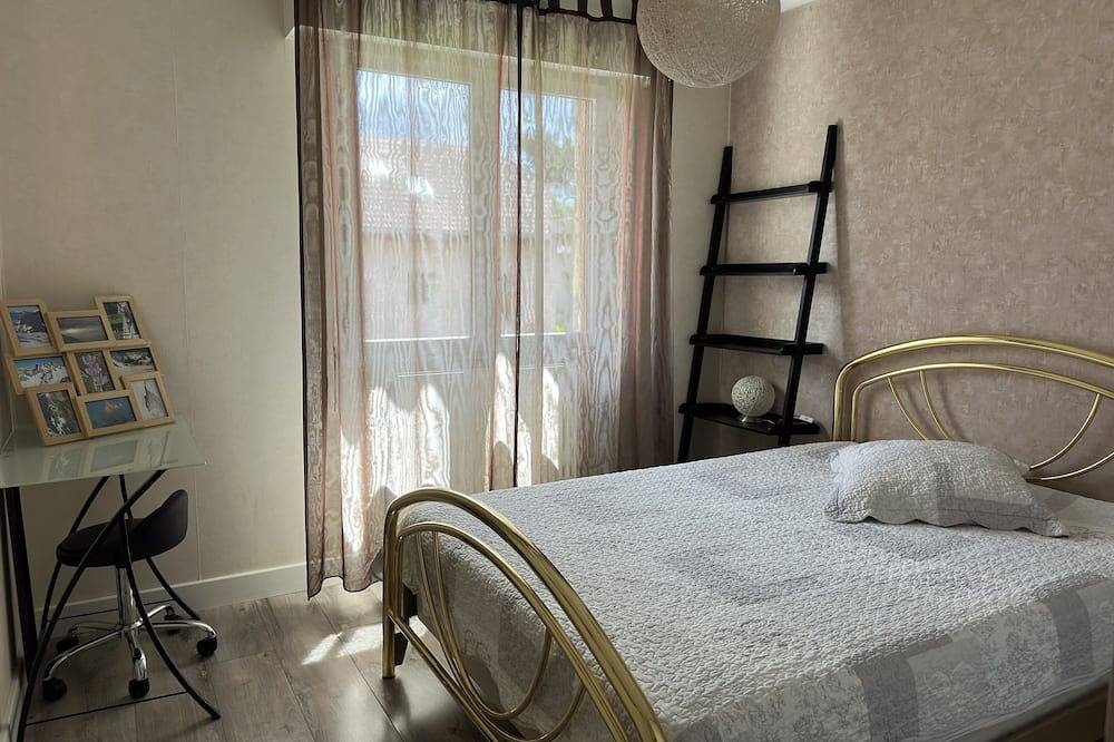 Entire apartment, Apartment classified *** T2 South terrace private parking 10 minutes walk from the old town in Seynod, Annecy region